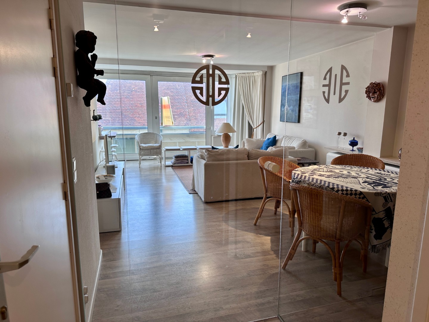 Te huur: Ruim 2-slaapkamerappartement in Het Zoute met lateraal zeezicht en optionele garage - foto 5