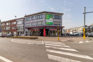 Comfortabel wonen nabij winkels en scholen.Het appartement bestaat uit een ruime en lichtrijke leefruimte met grote raampartijen en airco - een...