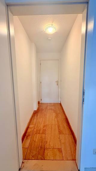 <u>Een gunstige ligging met alles binnen handbereik</u><br /><br />Gelegen in het charmante Veldwezelt (Lanaken), geniet dit appartement van een bijzonder gunstige ligging.<br />Op slechts enkele minuten van het centrum van Lanaken én Maastricht, combineert deze locatie het beste van twee werelden: de rust van een landelijke omgeving met alle voorzieningen, winkels en verbindingswegen binnen handbereik.<br />Bovendien zorgen de groene omgeving en de nabijheid van wandel- en fietsroutes voor een aangename woonbeleving!<br /><br />Dit knusse 1-slaapkamerappartement is gelegen op de begane grond in een rustige en aangename residentie.<br />Het beschikt over een gezellige en lichtrijke leefruimte met directe toegang tot het zonnig, zuid georiënteerd terras.<br />Hier is het ideaal om in alle rust te genieten van het buitenleven!<br /><br />De open keuken is praktisch ingericht en sluit mooi aan bij de leefruimte.<br />Verder omvat het appartement één comfortabele slaapkamer en een nette badkamer.<br /><br />Dankzij de ligging op het gelijkvloers is het appartement bovendien vlot toegankelijk.<br /><br /><strong>Sterke troeven van het appartement</strong>
<ul>
<li>Gelijkvloers appartement</li>
<li>Zuid georiënteerd terras</li>
<li>Energiezuinig met een EPC-label B</li>
<li>Onmiddelijk beschikbaar</li>
</ul>
<br /><strong>Financiële voorwaarden</strong>
<ul>
<li><strong>Huurprijs:</strong> €895,00 per maand</li>
<li><strong>Gemeenschappelijke kosten: </strong>€50,00 per maand</li>
<li><strong>Huurwaarborg:</strong> 3 maanden huur (€2.685,00)</li>
<li><strong>Plaatsbeschrijving:</strong> aandeel huurder</li>
<li><strong>Nutsvoorzieningen:</strong> afzonderlijk te betalen door de huurder</li>
</ul>
<br /><strong><u>Onmiddelijk beschikbaar</u></strong><br /><br />Dit appartement is perfect voor alleenstaanden of koppels die op zoek zijn naar comfortabel en zorgeloos wonen!<br /><br />Voor meer informatie kan u ons steeds bereiken via <span><strong>verhuur@immoverslegers.be</strong></span>!