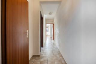 Dit duplexappartement, gelegen op de derde verdieping in de Lombardsijdestraat 27 te Neder-Over-Heembeek, biedt een aangename woonomgeving met een praktische indeling en mooie leefruimtes.<br /><br />De open leefruimte met geïntegreerde keuken vormt het hart van het appartement en biedt rechtstreeks toegang tot het ruime terras, waar je volop kunt genieten van het buitenleven. Verder beschikt het appartement over drie slaapkamers en een badkamer.<br /><br />Indeling:<br />- Open leefruimte met geïntegreerde keuken<br />- Drie slaapkamers<br />- Ruime badkamer<br />- Groot terras<br /><br />Garagebox apart aan te kopen: €25.000<br /><br />Een interessante opportuniteit voor wie op zoek is naar een ruim appartement met drie slaapkamers en een aangename buitenruimte.<br /><br />Bestuursmaatregelen in het maatregelenregister: nee