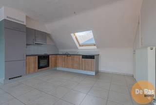 ERPE-MERE - Dit appartement is gelegen op de tweede verdieping van een kleinschalige residentie nabij het dorpsplein van Mere.Alle voorzieningen...