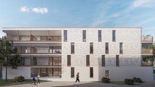 Nieuwbouwappartement op de dakverdieping in blok E van project Mienas aan het kerkplein in As. Dit appartement is als volgt ingedeeld: inkomhal, toilet, woonkamer opgedeeld in zithoek en eethoek met open keuken, via schuifraam toegang tot terras, 2 slaapkamers, badkamer, berging/technische ruimte. In de ondergrondse parkeergarage kan autostaanplaats en kelderberging aangekocht worden. De koper kan afwerking van vloer, keuken, badkamer en binnendeuren nog mee kiezen volgens budgetten die hiervoor voorzien zijn bij een leverancier aangeduid door de projectontwikkelaar.