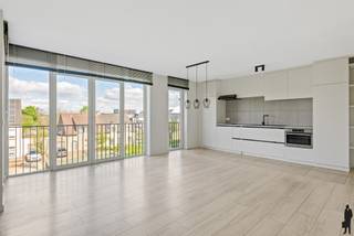 Gezellig 1-slaapkamer-appartement met terras in groene omgevingIndeling:- Leefruimte van ca. 28m²- Keuken voorzien van combi-oven, frigo en vriezer-...