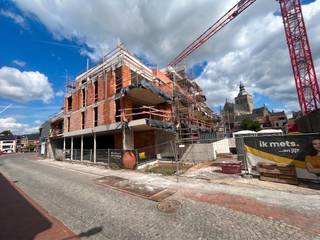 Ce nouveau projet de construction est situé en plein centre, à quelques pas de la Grote Markt de Poperinge et à proximité de tous les magasins et restaurants. <br />Tous les appartements sont finis avec des matériaux de qualité et sont conformes aux dernières normes énergétiques (E30).<br />La résidence possède un look intemporel grâce à son architecture contemporaine et moderne.<br />Vivre dans la résidence Hieronymus est un must pour ceux qui veulent vivre à proximité de tout et bénéficier d'un confort de vie maximal !<br /><br />Vous recherchez un appartement neuf à vendre avec 1, 2 ou 3 chambres et une grande terrasse ? <br />Merci de contacter Charlotte Druant au 0474969298 pour plus d'informations sur le projet !<br /><br />1 chambre à partir de 235 000€ (hors frais)<br />2 chambres à partir de 250 000€ (hors frais)<br />3 chambres à partir de 