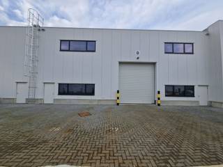 De KMO-unit D heeft een oppervlakte van 450m²De unit is gelegen aan in niet al te groot KMO-park op een boogscheut van de oprit van de E313...