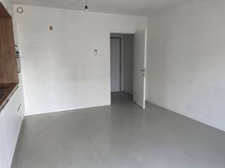 Investeringsstudio met gegarandeerde huurinkomsten op toplocatieBent u op zoek naar een zorgeloze investering met een aantrekkelijk rendement? Deze moderne studio, gelegen in een recent gebouw uit 2019, is langdurig verhuurd en biedt gegarandeerde, jaarlijks geïndexeerde huurinkomsten bovendien is er een vrijstelling voor de onroerende voorheffing.De studio bevindt zich op een uitstekende locatie, in de bruisende omgeving van het Sint-Katelijneplein, met winkels, restaurants, openbaar vervoer en het historische stadscentrum op wandelafstand.Binnenin geniet u van een lichtrijke leefruimte met een volledig uitgeruste open keuken die aansluit op een aangenaam terras. De moderne badkamer is voorzien van een douche, een dubbele wastafel en een aansluiting voor een wasmachine. Daarnaast beschikt het gebouw over een ruime en praktische fietsenstalling op het gelijkvloers.Met een EPC-label C, een kwalitatieve afwerking en een stabiele huuropbrengst vormt deze studio een uitstekende opportuniteit voor wie op zoek is naar een rendabele investering op een toplocatie.