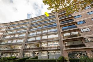 Ligging: Ruim appartement (120 m²) met 3 slaapkamers op de 5° verdieping van een degelijk gebouw met lift, centraal gelegen te Deurne-zuid vlakbij...