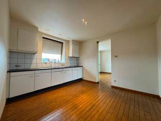 <p>Dit charmante appartement bevindt zich op wandelafstand van de Grote Markt van Aalst, in de onmiddellijke nabijheid van winkels, openbaar vervoer en horecazaken.</p><p>Het appartement bestaat uit een lichtrijke leefruimte met een volledig geïnstalleerde keuken, badkamer met douche, apart toilet, slaapkamer en opbergzolder. Een extra troef is een kelderruimte voor extra opslag.</p><p>Verbruik: water, gas en elektriciteit apart</p><p>De huurprijs bedraagt €650/maand. Beschikbaar vanaf 01/07/2026</p>