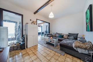 We Invest Hesbaye vous propose ce bungalow 4 façades située à Braives dans un cadre calme et campagnard. <br /><br />Composition<br />Hall d’entrée, salon ouvert sur la salle à manger, cuisine, véranda avec accès jardin, 2 chambres, dressing, salle de bains, garage et chaufferie. Sans oublier le garage. <br /><br />Extérieurs<br />Terrain de 1086 m² avec allée latérale.<br /><br />Technique<br />Châssis bois double vitrage, chauffage mixte (poêle à pellets et radiateurs électriques), toiture et murs isolées, électricité conforme, le bien est également équipé d'une fosse septique. <br /><br />PEB : classe E – Consommation énergétique : 32409 kWh/an – 357 kWh/m².an – N° du rapport : 20260330045685<br />Offre soumise à l’acceptation des propriétaires.<br /><br />Pour recevoir d'autres opportunités en exclusivité, contactez-nous directement !<br />Nous vous accompagnons dans votre recherche d’achat ou d’investissement, ainsi que dans votre projet de vente.<br />Évaluation GRATUITE et SANS ENGAGEMENT de votre bien par votre expert : 0499/19.26.45