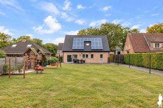 <p><strong>Vrijstaande gerenoveerde woning met 3 slaapkamers, polyvalente ruimte en poolhouse in Essen/Wildert</strong></p>
<p>Deze verzorgde vrijstaande woning in Essen/Wildert biedt een aangename combinatie van <strong>ruimte, comfort en een veelzijdige indeling</strong>. Met <strong>3 slaapkamers, een polyvalente ruimte, een ruime tuin en een ingericht poolhouse</strong> biedt deze woning tal van mogelijkheden. Bovendien werden doorheen de jaren verschillende renovaties met zorg uitgevoerd.</p>
<p><strong>Gelijkvloerse verdieping</strong></p>
<ul>
<li><strong>Inkomhal</strong> met gastentoilet, blauwe natuursteen en houten trap naar de eerste verdieping</li>
<li><strong>Lichtrijke leefruimte</strong> met zit- en eetgedeelte, tegelparket, airco en groot schuifraam naar het terras en de tuin</li>
<li><strong>Keuken</strong> met inductiekookplaat, dampkap, vaatwasser en dubbele spoelbak</li>
<li><strong>Bijkeuken/wasplaats</strong> met extra opbergruimte en rechtstreekse toegang naar buiten</li>
<li><strong>Polyvalente ruimte</strong>, ideaal als bureau, speelkamer, hobbyruimte of extra slaapkamer</li>
</ul>
<p><strong>Eerste verdieping</strong></p>
<ul>
<li><strong>3 slaapkamers</strong>, voorzien van laminaatvloeren</li>
<li><strong>Badkamer</strong> met ligbad, dubbele lavabo met badkamermeubel en toilet</li>
<li><strong>Airconditioning</strong> in de drie slaapkamers, eveneens geschikt voor verwarming</li>
</ul>
<p><strong>Zolderverdieping</strong></p>
<ul>
<li><strong>Bergzolder</strong> bereikbaar via een vlizotrap, met geïsoleerde zoldervloer en dak en afgewerkt met multiplex platen</li>
</ul>
<p><strong>Tuin en buitenruimte</strong></p>
<ul>
<li><strong>Ruime tuin</strong> met plaats voor ontspanning en spel</li>
<li><strong>Terras in blauwe natuursteen</strong>, rechtstreeks bereikbaar vanuit de leefruimte</li>
<li><strong>Ingericht en geïsoleerd poolhouse</strong> met grote glazen schuiframen, elektriciteit en water</li>
<li><strong>Ruime oprit</strong> met parkeermogelijkheden</li>
<li><strong>Vorstvrije buitenkraan</strong> en grondboring in de tuin</li>
</ul>
<p><strong>Bijzonderheden</strong></p>
<ul>
<li><strong>20 zonnepanelen</strong> met groenestroomcertificaten</li>
<li><strong>EPC-label A – 100 kWh/m²</strong></li>
<li><strong>4 airco-units</strong> voor koelen en verwarmen</li>
<li><strong>Vernieuwd dak (2024)</strong> met bijkomende isolatie</li>
<li><strong>Vernieuwde gevelsteen met 12 cm isolatie (2016)</strong></li>
<li><strong>PVC-ramen met hoogrendementsbeglazing</strong> en vliegenramen</li>
<li><strong>Centrale verwarming </strong>op gas, maar ook mogelijk om via de<strong> airco’s te verwarmen</strong></li>
<li><strong>Volledige kruipruimte</strong> onder de woning</li>
<li><strong>Veelzijdige indeling</strong> dankzij de extra polyvalente ruimte</li>
</ul>
<p><strong>Ligging</strong></p>
<p>Gelegen te <strong>Essen/Wildert </strong>ligt deze mooie gerenoveerde woning met een praktische verbinding richting Kalmthout en de omliggende gemeenten.</p>
<p>Een woning met tal van troeven, een aangename tuin en een gunstig EPC.<br /><br />Bewoonbare opp. 192 m² ref.: bruto vloeropp. EPC-certificaat</p>