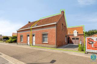 Deze te renoveren woning met potentieel is gelegen op een perceel van 567m², in een rustige en landelijke omgeving.<br /><br />Vanuit de inkomhal betreedt men de ruime woonkamer, dewelke verder aansluiting geeft naar de grote keuken met toegang tot de kelder en een apart toilet. Achter de keuken bevinden zich nog twee bergingen, dewelke verder toegang verschaffen tot enerzijds de tuin en anderzijds een schuurtje van 37m², hetwelk tevens als garage kan fungeren.<br />Op de verdieping bevinden zich drie slaapkamers en treffen we de badkamer met ligbad, lavabo en toilet. De mogelijks in te richten zolder is via een luik toegankelijk.<br /><br />Deze woning kan tevens samen aangekocht worden met de naastgelegen woning nr. 53, om als zodanig een ruim geheel te creëren. Ook kunnen bij voorkeur de achterliggende percelen van 1.606m² en 544m² bij aangekocht worden. <br /><br />Specificaties:<br />- Schrijnwerk: PVC met dubbele beglazing en hout met enkele beglazing v.v. rolluiken<br />- Verwarming op stookolie<br />- EPC: 663 kWh/(m²/jaar) - F-label (renovatieplicht)<br />- Achterliggende percelen: 1.606m² (€16.000) / 544m² (€5.500)