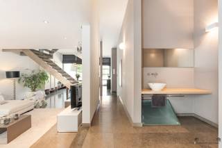 <p><span> </span></p><p><span>Architectenwoning met zwembad, 285 m² bewoonbare oppervlakte en 3 garages op rustige toplocatie in het centrum van Diest</span></p><p><span> </span></p><p><span>Op een rustige en gegeerde locatie, vlak bij scholen, winkels, het station, de ziekenhuis site en belangrijke invalswegen, bevindt zich deze uitzonderlijke architectenwoning met een bewoonbare oppervlakte van maar liefst </span><span>285 m²</span><span>. De woning combineert een doordachte indeling met hoogwaardige afwerking en een overvloed aan natuurlijk licht dankzij de grote raampartijen.</span></p><p><span> </span></p><p><span>Bij het betreden van de woning komt u terecht in een ruime inkomhal met een praktische vestiaire en een apart gastentoilet. De keuken ligt in het hart van de woning en is voorzien van alle hedendaagse comfort. Aansluitend bevindt zich een wasplaats met handige berging. De ruime leefruimte baadt in het daglicht en biedt een aangenaam zicht op de tuin, waardoor binnen en buiten naadloos in elkaar overvloeien.</span></p><p><span> </span></p><p><span>Op de eerste verdieping bevindt zich de royale master bedroom met een aparte dressing en een stijlvolle, kwalitatief afgewerkte badkamer. Daarnaast is er een ruime overloop die momenteel praktisch is ingericht als bureauruimte, ideaal voor thuiswerk of een studeerhoek.</span></p><p><span> </span></p><p><span>De tweede verdieping beschikt over twee volwaardige slaapkamers, elk voorzien van een eigen inloopdouche en wastafel. Daarnaast is er een mezzanine die eenvoudig kan worden afgesloten, waardoor er een vierde én vijfde slaapkamer beschikbaar zijn. Op deze verdieping geniet u bovendien van een aangenaam dakterras.</span></p><p><span> </span></p><p><span>Ook buiten heeft deze woning heel wat te bieden. De zonnige, perfect georiënteerde tuin met verwarmd zwembad garandeert maximale privacy en vormt de ideale plek om in alle rust te ontspannen. Achteraan het perceel bevinden zich drie afzonderlijke garages en een parkeerplaats, elk voorzien van een automatische sectionaalpoort.</span></p><p><span> </span></p><p><span>Extra troeven:</span></p><ul><li><span>Architectenwoning met 285 m² bewoonbare oppervlakte;</span></li><li><span>Rustige ligging nabij alle voorzieningen;</span></li><li><span>Volledig onderkelderd dat kan dienen als werkruimte;</span></li><li><span>Verwarmd zwembad;</span></li><li><span>Drie garages en een extra parkeerplaats </span></li><li><span>Gunstig EPC;</span></li><li><span>Asbestveilig;</span></li><li><span>Elektrische installatie conform de huidige regelgeving.</span></li></ul><p><span> </span></p><p><span>Bent u op zoek naar een ruime, instapklare gezinswoning met een hoogwaardige afwerking, veel lichtinval en alle hedendaagse comfort op een uitstekende locatie in Diest? Dan is deze unieke eigendom absoluut een bezoek waard.</span></p><p><span> </span></p>