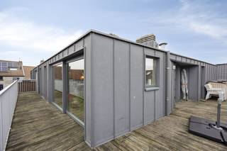 Jong (2016) dakappartement van 90 m², gelegen op de derde verdieping van de kleinschalige residentie Godshuishammeke.De bereikbaarheid van deze locatie is een belangrijk pluspunt: zowel met de fiets, het openbaar vervoer, de auto als te voet is alles vlot bereikbaar.Hoewel de afwerkende verflaag nog ontbreekt, is het appartement verder volledig instapklaar.Dankzij de grote raampartijen en de zuidwestoriëntatie geniet het appartement de hele dag van natuurlijk licht. De keuken en leefruimte lopen naadloos over in het terras dat rondom het appartement loopt – een zeldzame en gezellige buitenplek midden in Gent.Het appartement beschikt over 3 slaapkamers, een badkamer en een apart toilet. Daarnaast zijn er twee bergingen: één in het appartement zelf en één in de kelder.Bij het appartement hoort een ondergrondse staanplaats, die meegekocht moet worden voor €25.000.