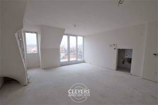 Op een zucht gelegen van de Zeedijk, bevindt zich de standingvolle residentie "Hamptons II". Deze nieuwbouwresidentie huisvest zowel één- en tweeslaapkamer appartementen met heerlijke terrassen, alsook 4 winkelpanden op het gelijkvloers.<br /><br />Omvat:<br />5eV: een inkomhal met gastentoilet, een lichtrijke woonkamer met berging, een ruim terras en open en volledig ingerichte keuken.<br />6eV: nachthal met apart toilet, 1 slaapkamer met aansluitende badkamer en 1 slaapkamer met douchekamer.<br /><br />TROEVEN:<br />- gemeenschappelijke fietsenberging<br />- uitstekende ligging nabij de zeedijk, de jachthaven en het centrum<br />- prachtige nieuwbouwresidentie <br />- geschikt voor vaste bewoning of als tweede verblijf<br />- mogelijkheid tot aankoop garagebox of parking <br /><br />PROFITEER NU VAN HET VERLAAGD BTW-STELSEL VAN 21% NAAR 6%!<br /><br />Voor meer info of een vrijblijvend bezoek, neem gerust contact op via het nummer 050/42 30 30 of mail naar els@immoclevers.be. <br /><br />EPC/EPB na oplevering - K.I. na oplevering<br />Vergunning uitgereikt, woongebied, geen rechterlijke herstelmaatregel of bestuurlijke maatregel opgelegd, geen voorkooprecht ruimtelijke ordening aanwezig, geen verkavelingsvergunning.<br /><br />Ref: NBB0038