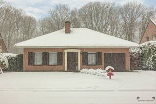 <p><span>In een rustige en geliefde woonomgeving van Brasschaat bevindt zich deze charmante vrijstaande villa op een mooi perceel van 648 m². De woning biedt vandaag al een solide basis, maar leent zich ook perfect voor wie op zoek is naar een eigentijdse renovatie met behoud van karakter.</span></p><p><span>De royale living van 37 m² baadt in het licht en biedt een aangenaam uitzicht op het groene perceel. De keuken en badkamer zijn op te frissen en bieden mooie mogelijkheden om de woning naar eigen smaak te moderniseren.</span></p><p><span>Op de gelijkvloerse verdieping bevinden zich drie slaapkamers van respectievelijk 14m², 8m² en 8m². Daarnaast beschikt de woning over een ruime zolder met uitbreidingsmogelijkheden.</span></p><p><span>De woning heeft een EPC-label D 311 kWh/m² jaar en is uitgerust met rolluiken overal, wat zorgt voor extra comfort, privacy en een betere beheersing van licht en temperatuur. Bovendien is er een ruime garage, wat extra bergruimte en parkeergelegenheid biedt. </span></p><p><span> </span></p><p><span>De ligging is bijzonder gunstig: dichtbij scholen en uitvalswegen, wat deze woning extra aantrekkelijk maakt voor gezinnen en pendelaars.</span></p><p><span>De grote zonnige groene tuin op het Zuidwesten gelegen rondom de woning biedt een oase van rust en privacy, perfect om te genieten van het buitenleven.</span></p><p><span> </span></p><p><span>Troeven van deze woning met potentieel:</span></p><ul><li><span>Vrijstaande villa op een perceel van 648 m²</span></li><li><span>Grote zonnige groene tuin op het Zuidwesten gelegen</span></li><li><span>Gegeerde, rustige wijk in Brasschaat</span></li><li><span>Royale living van 37 m² met zicht op groen</span></li><li><span>Drie slaapkamers en ruime zolder met uitbreidingsmogelijkheden</span></li><li><span>Ruime garage en rolluiken overal</span></li><li><span>Dichtbij scholen en belangrijke uitvalswegen</span></li></ul>