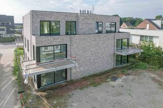 Welkom bij "HET DORP" een kleinschalig nieuwbouwproject in het hart van Onze-Lieve-Vrouw-Waver, bestaande uit 9 appartementen en een kantoor-/praktijkruimte. Dit project biedt de perfecte balans tussen comfort en duurzaamheid, ideaal voor eigen bewoning of als investering. <br /><br />De 1- en 2-slaapkamerappartementen zijn stijlvol afgewerkt en rolstoeltoegankelijk, met ruime terrassen en energie-efficiënte technologieën voor maximaal comfort. Bovendien liggen winkels, bakker, dokter en apotheek op wandelafstand, wat zorgt voor ongeëvenaard gemak. Achter het project is er voldoende parkeergelegenheid voor auto's en fietsen. <br /><br />Ervaar de unieke voordelen van "HET DORP" en plan uw afspraak eenvoudig via de website van Malines-Group.
