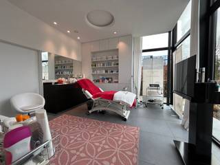 Instapklaar schoonheidssalonBent u op zoek naar een gezellige en professioneel ingerichte praktijkruimte? Deze instapklare ruimte bevindt zich in een...