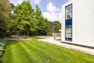 <p>Een unieke villawoning in een oase van rust? <br /><br />Een wandeling in het Zoerselbos, met de fiets naar het dorp en toch dichtbij de snelweg naar Antwerpen? Dan is dit de woning van uw dromen!<br />Deze villa is ontworpen door Architect Jan Aerts, zorgzaam zoekt hij naar de harmonie tussen vormen en materialen die elke woning zijn eigen uniek karakter bezorgen.<br /><br />De lichtrijke leefruimte met apart bureel sluit naadloos aan op de westelijk georiënteerde tuin met zwembad en tuinkamer.<br />De vernieuwde keuken is voorzien van alle toestellen. Verder bevindt zich op de begane grond een badkamer met inloopdouche, wasplaats en dubbele garage.<br />Door de doordachte indeling kan u de 1ste verdieping met 4 slaapkamers eenvoudig naar smaak inrichten waarbij u makkelijk 1 slaapkamer kan ombouwen tot dressing. De 2de badkamer kan met enkele eenvoudige ingrepen vernieuwd worden tot een prachtige douchekamer. De bovenste verdieping heeft nog een extra kamer die naar wens kan worden ingedeeld.<br /><br />De riante onderhoudsvriendelijke tuin met prachtig terras, stijlvolle tuinkamer en zwembad biedt alle rust en privacy die u zich kunt wensen. Hier kan u na drukke dag nog lang genieten van een zomerse dag door zijn gunstige oriëntatie.<br /><br />Troeven in de kijker:<br />- Gunstig EPC: 160<br />- Zwembad met warmtepomp<br />- Gelijkvloers volledig gerenoveerd in 2010<br />- Zonnepanelen (6.800 Kwh) met tuinbatterij 10 Kw<br />- Zonneboiler<br /><br />Bel Flor Vastgoed voor een afspraak ter plaatse om het potentieel van deze woning te bekijken op 03/283 62 43!</p>