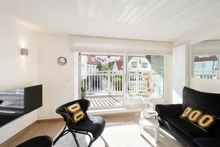 Appartement met 1 slaapkamer in een recente residentie net achter de zeedijk van Duinbergen.<br />Indeling: inkomhal, ruime woonkamer met zithoek en eetplaats, open keuken voorzien van alle apparatuur, slaaphoek met dubbel bed en ingemaakte kasten, badkamer met douche, lavabo en toilet. Groot zuidgericht terras met prachtig zicht op de villa's.<br /><br />Inclusief privatieve berging in kelderverdieping en gemeenschappelijke fietsenberging.<br />