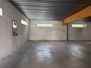 <p>Deze ruime binnen-autostaanplaats is te huur op een toplocatie, vlakbij de Markt van Deinze. <br />De staanplaats heeft een oppervlakte van 19 m² en is vlot toegankelijk via een praktische sectionale poort. <br />De poort heeft een hoogte van 2,20 meter en een breedte van 2,98 meter. </p><p>De staanplaats is ideaal voor het veilig en droog parkeren van uw wagen, motorfiets of kleine bestelwagen. <br />Dankzij de centrale ligging in het hart van Deinze geniet u van een uitstekende bereikbaarheid en bent u op wandelafstand van alle voorzieningen. </p><p>De maandelijkse huurprijs bedraagt € 65, met bijkomende gemeenschappelijke kosten van € 5.</p>