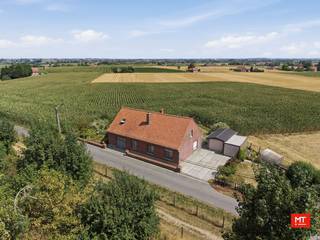 Op slechts 15 minuten van Ieper, midden in het prachtige Heuvelland en meer bepaald in Wijtschate, bevindt zich deze landelijk gelegen alleenstaande woning. De woning ligt verscholen in een rustig zijstraatje en is bovendien de enige woning in de straat. Wie droomt van rust, privacy en landelijk wonen, is hier dan ook aan het juiste adres ;-). <br /><br />Het betreft een <strong>zonevreemde woning</strong> waardoor de regelgeving inzake zonevreemde woningen van toepassing is. Concreet betekent dit dat de woning, mits het verkrijgen van de nodige vergunningen, kan worden uitgebreid tot een maximaal bouwvolume van 1.000 m³. Daarnaast behoort ook een bijgebouw tot 40 m² tot de mogelijkheden. Ter vergelijking: het huidige bouwvolume van de woning bedraagt circa 702 m³.<br /><br /><strong>Indeling van het pand</strong>
<ul>
	<li>Gelijkvloerse verdieping: voormalige inpandige garage wordt momenteel gebruikt als inkomhal met toilet (19 m²), keuken (13 m²) met aansluitend de woon- en eetkamer (28 m²), 2 kamers (11 - 10 m²), berging (10 m²), stookruimte (4 m²), badkamer (3 m²) en veranda (12 m²) </li>
	<li>Eerste verdieping: nachthal, 2 slaapkamers (16 - 9 m²) en zolder (32 m²). </li>
</ul>
<br /><strong>Kenmerken </strong>

<ul>
	<li>Zuidoostgerichte tuin</li>
	<li>Overal reeds voorzien van dubbele beglazing, grotendeels met aluminium schrijnwerk</li>
	<li>Steenput, regen- en stadswater aanwezig </li>
</ul>
<br />Check zeker ook de video: https://youtube.com/shorts/v7LXFkJvb_c?feature=share<br /><br />Meer informatie of een vrijblijvend bezoek? Contacteer Eden op 0470 43 78 21 of mail info@minthus.be