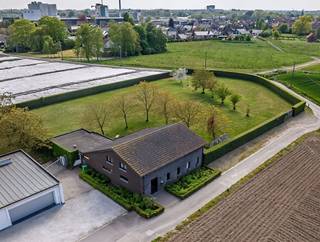 Op zoek naar een unieke woning in Kachtem? Voorkeur om de verdere afwerking zelf te bepalen? Ontdek dan deze fantastische eigendom gelegen tegenover het recent aangelegde Vageweenbos en op +- 1,5 km van het centrum, supermarkt en de Kachtemse kleuter & lagere school. <br />Heel rustig, landelijk én centraal gelegen.<br />Ze geniet een totale grondoppervlakte van maar liefst 4.607 m², ideaal voor wie een grote tuinzone verkiest en openheid waardeert.<br /><br />De woning zelf werd in 2005 volledig verbouwd en polyvalent ingericht als kunstatelier met slaapgelegenheid & badkamer op de verdieping en deed daarnaast ook dienst als sfeervolle ontmoetingsplaats voor vrienden en familie van de eigenaars.<br />Ze is als woning vergund en dient ook deze bestemming te behouden. <br /><br />De huidige inrichting vraagt om opnieuw bekeken en heringericht te worden, maar het mooie woonvolume van maar liefst 291m² biedt tal van mogelijkheden zonder verder uit te breiden.<br />De hoge raampartijen (met zicht op de diepe tuin), bieden een heel ruimtelijk gevoel.<br />De toekomstige bewoner dient aldus rekening te houden met een bijkomend budget om het nodige wooncomfort te voorzien, dit dan wel weer naar eigen smaak en materialen. (voordeel!)<br /><br />Het perceel is volledig omheind met klimop en geniet een zuid-westelijke oriëntatie. <br />De tuin is voorzien van verschillende fruitbomen en notelaars. <br />De eigendom is gelegen in agrarisch gebied (Gewestplan Roeselare-Tielt) en onderhevig aan de renovatieplicht (label E).<br /><br />Benieuwd naar deze uitzonderlijke aanbieding? Contacteer Sarah voor meer info (sarah@futurimmo.be)