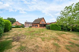 <p><span>Bouwperceel voor open bebouwing.</span></p>
<p><span>Gelegen in een rustige woonwijk, vlakbij de dorpskern.</span><br /><br /><span>- Oppervlakte grond: 698m²</span><br /><span>- Bestemming: ééngezinswoning</span><br /><span>- Breedte aan de straat: 16m</span><br /><span>- Perceelsdiepte: +/- 47m</span><br /><br /><span>De bouwvoorschriften zijn beschikbaar op kantoor.<br /><br /><em>Stedenbouwkundige inlichtingen in aanvraag.</em></span></p>