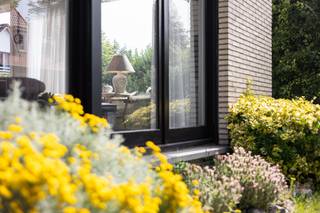 <p><strong>Wenduine: Gelijkvloers appartement te koop met tuin op toplocatie.</strong></p>
<p>Op een zeer gegeerde locatie in een residentiële buurt, nabij zowel de duinbossen als de zee, bevindt zich deze authentieke en karaktervolle open bebouwing dat opgedeeld werd in 2 wooneenheden. <br />Het appartement bevindt zich op het gelijkvloers en wordt omringd door een mooi aangelegde tuin en een groot zonneterras om optimaal van het buitenleven te genieten en heeft bovendien een garage (inbegrepen in de prijs). </p>
<p><strong>Indeling:</strong> inkomhal, een grote leefruimte met raampartijen van vloer tot plafond, een open haard en rechtstreekse toegang tot het ruime zonneterras, ingerichte keuken, 1 grote slaapkamer met wastafelmeubel, 2e slaapkamer en een badkamer met douche, lavabo en toilet. Onder het appartement bevindt zich een ruime garage met tal van opbergruimte die bereikbaar is via een gedeelde oprit.</p>
<p><strong>Troeven:</strong></p>
<ul><li>Toplocatie: residentiële buurt</li><li>Open bebouwing</li><li>Aangelegde tuin</li><li>Garage (inbegrepen in de prijs)</li></ul>
<p>Deze unieke combinatie van troeven, zorgt ervoor dat dit de ideale woonst of vakantiewoning vormt. Meer informatie? Contacteer Ilse op het nummer 0456 96 04 61.</p>
