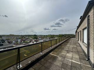 <strong>Mooi verzorgd appartement met zeer groot terras</strong><br /><br />Dit mooie appartement is gelegen in een rustige buurt in Mortsel, dichtbij de grens met Edegem.<br />Hier vindt u winkels, openbaar vervoer, scholen, banken, horecazaken, etc.<br /><br />Het appartement, met een mooie bewoonbare oppervlakte van 115 m², is ingedeeld als volgt:<br /><br />U betreedt het appartement via de inkomhal met parketvloer, gastentoilet met handenwasser. De grote leefruimte (48 m²) beschikt over een mooie, nieuwe parketvloer.<br />De grote ramen vooraan bieden een fantastische lichtinval, alsook zicht op en toegang tot het riant zuid-georiënteerd terras (75 m²). <br />Op dit zonnig terras kan u volledig tot rust komen en genieten van de omgeving.<br /><br />De keuken is volledig geïnstalleerd en uitgerust met een 5-pits gaskookplaat, koelkast met vriesvak, dampkap, vaatwasser, oven en spoelbak met verlek.<br />Aansluitend een praktische wasberging met de nodige aansluitingen.<br /><br />Verder omvat het appartement twee slaapkamers (13 m² en 9 m²), een badkamer met ligbad én douche, dubbele lavabo in meubel.<br /><br />Wenst u graag eens te gaan kijken?  Stel uzelf snel kandidaat via onze website www.vbvastgoed.be met de groene knop "Ik ben kandidaat".