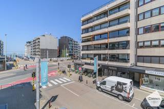 Ce <strong>studio entièrement rénové et prêt à emménager, avec chambre séparée</strong>, bénéficie d’un emplacement de choix <strong>au cœur de Saint-Idesbald.</strong> La plage et la mer se trouvent juste en face de la résidence, tandis que de nombreux commerces, boutiques et restaurants réputés sont accessibles à pied.<br /><br />Situé au 3ᵉ étage d’une résidence soignée avec ascenseur rénové, l’appartement dispose d’un <strong>lumineux séjour donnant accès à une terrasse avec agréable vue latérale sur la mer</strong>. Un lit double escamotable est astucieusement intégré dans le séjour. La chambre séparée est équipée d’un lit superposé, d’une douche et d’un lavabo. De plus, l’appartement est vendu entièrement meublé, vous permettant d’en profiter immédiatement.<br /><br />Grâce à son <strong>excellent certificat énergétique</strong> <strong>PEB A</strong>, vous bénéficiez d’un logement particulièrement économe en énergie, offrant un confort optimal et des coûts énergétiques réduits.<br /><br /><strong>Atouts :</strong>
<ul>
<li><strong>Entièrement rénové et prêt à emménager</strong></li>
<li>Vendu entièrement meublé, mobilier inclus</li>
<li>Excellente performance énergétique (PEB A)</li>
<li><strong>Vue latérale sur mer depuis la terrasse</strong></li>
<li>Plage et mer juste en face de la résidence</li>
<li>Situation centrale à proximité des commerces et restaurants</li>
<li><strong>Chambre séparée</strong></li>
<li>Ascenseur rénové conforme aux normes en vigueur</li>
<li>Idéal comme résidence secondaire, investissement ou location de vacances</li>
</ul>
Un appartement de charme bénéficiant d’un emplacement exceptionnel pour profiter de la côte tout au long de l’année.