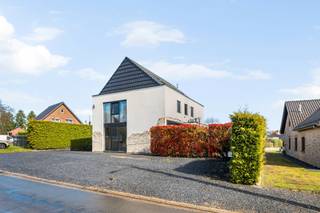 Deze uitzonderlijk ruime villa op een perceel van 1255 m² in Genk combineert wooncomfort, professionele mogelijkheden en een hoogwaardige afwerking. Met een totale bewoonbare oppervlakte van 482 m² is dit een ideale woning voor wie groot wil wonen, werken of ondernemen.<br /><br />De woning beschikt over een bijzonder grote kelder die zowel van binnenuit als via een aparte buitentoegang bereikbaar is. Hier bevinden zich meerdere opslagruimtes en een volledig geluiddichte muziekkamer, ideaal voor hobby’s of professioneel gebruik. Dankzij de ingebouwde keukenlift is er een rechtstreekse verbinding tussen de kelder en de industriële RVS‑keuken op het gelijkvloers, wat perfect is voor horecadoeleinden.<br /><br />Op het gelijkvloers bevindt zich een ingerichte horecaruimte, gekoppeld aan de professionele roestvrijstalen keuken. Daarnaast is er een aparte, gezellige leefruimte met een mooi zicht op de tuin en toegang tot een indrukwekkend terras van 180 m². De fraai aangelegde tuin biedt maximale privacy en rust.<br /><br />Aan de voorzijde van het perceel is er ruime parkeergelegenheid: 6 tot 8 privé‑parkeerplaatsen op eigen terrein, waarbij manoeuvreren comfortabel blijft. Daarnaast kan er vrij op straat geparkeerd worden, waardoor klanten of bezoekers eenvoudig 3 à 4 extra parkeerplekken vinden vlak voor de woning. Er is bovendien een aparte inrit links, plus bijkomende toegang langs de voor- en zijkant van het gebouw. Achteraan op het perceel bevindt zich een vrijstaande garage, die gemakkelijk bereikbaar is via de private oprit en eveneens dienst kan doen als opslag- of werkruimte.<br />Op de eerste verdieping bevinden zich vier ruime slaapkamers en twee badkamers. De masterbedroom beschikt over een eigen en volledig uitgeruste badkamer. De overige kamers zijn geschikt als kinderkamer, logeerkamer of bureau.<br /><br />De bovenste verdieping is ingericht als studio met een eigen slaapkamer, woonruimte en douchekamer, ideaal als zelfstandige woonunit, zorgunit of verhuurmogelijkheid.<br />De woning beschikt over twee huisnummers, waarvan er momenteel één in gebruik is. Hierdoor blijft de mogelijkheid bestaan om een deel van de woning afzonderlijk te benutten of te verhuren.<br /><br />Deze villa onderscheidt zich door haar grote woonvolume, professionele mogelijkheden, hoogwaardige afwerking en uitstekende bereikbaarheid. Een unieke combinatie van wonen, werken en ondernemen voor wie op zoek is naar een veelzijdige en toekomstgerichte eigendom.