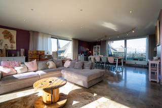 Laat je charmeren door dit zeer ruime duplex-appartement (+/- 200m²) met perfecte indeling, gebruik van kwaliteitsmaterialen en prachtig...