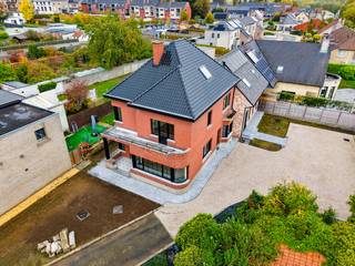 Deze volledig gerenoveerde woning ligt centraal in een levendige straat, maar toch iets meer naar achteren op het perceel, waardoor je geniet...