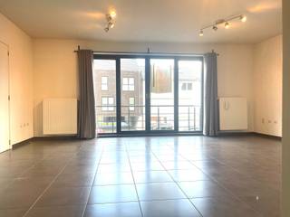 Dit appartement bevindt zich op de eerste verdieping in een gebouw zonder lift. Dankzij een EPC Score B bent u verzekerd van een energiezuinig appartement. De ligging is bovendien uitstekend: op fietsafstand van het stadscentrum en met een vlotte verbinding naar de E40.<br /><br />Bij het binnenkomen kom je terecht in een verzorgde inkomhal met vestiaireruimte, die toegang biedt tot de lichtrijke leefruimte met een open, volledig geïnstalleerde keuken. De open indeling creëert een aangenaam ruimtelijk gevoel.<br /><br />Het appartement beschikt over twee volwaardige slaapkamers. De badkamer is uitgerust met een enkele wastafel en een douche. Daarnaast is er een apart toilet en een praktische, afzonderlijke berging die extra opbergruimte biedt.<br /><br />Aansluitend aan de leefruimte bevindt zich een balkon. <br /><br />Het appartement is bovendien meteen instapklaar, aangezien zowel verlichting als gordijnen reeds aanwezig zijn. In de huur is een private staanplaats inbegrepen. Bewoners beschikken daarnaast over een gemeenschappelijke fietsenberging en vuilnisberging.<br /><br />Huurprijs 815 EUR/ maand + 40 EUR/ maand gemeenschappelijke lasten. Meteen beschikbaar!