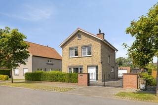 Le long de la Sasstraat à Knokke-Heist, nous trouvons cette villa à vendre située au calme. La villa est située sur un beau terrain ensoleillé de 420 m² dans le quartier très convoité de Knokke-Heist. Grâce à son excellent emplacement, vous pourrez y profiter d'une oasis de paix, tandis que les principales routes d'accès sont facilement accessibles.De plus, la maison se trouve à quelques minutes à vélo de la plage animée, ce qui vous permet de profiter d'une brise marine fraîche à tout moment.En outre, la villa dispose également de 3 chambres, d'un espace de vie lumineux, de nombreuses possibilités de stationnement et d'une terrasse ensoleillée avec jardin.Disposition de la maison :- GLV : Hall d'entrée, salon lumineux avec vue sur le jardin, cuisine spacieuse, salle de bain et garage intérieur avec rangement.- 1er V : Hall de nuit et 3 chambres complètes.- Extérieur : jardin ensoleillé et nombreuses places de stationnement dans l'allée.Bref, un projet d'achat idéal pour ceux qui recherchent une maison familiale, une résidence secondaire ou un investissement rentable à Knokke-Heist !Vous souhaitez plus d'informations ou une visite ? Veuillez contacter notre expert immobilier Arne Vandierendonck au 0493 25 35 85 ou arne.vandierendonck@dewaele.comCe bien est soumis à l'obligation de rénovation imposée par le gouvernement flamand pour les bâtiments résidentiels (sauf en cas de démolition dans les 5 ans suivant l'achat). Pour plus d'informations, veuillez consulter le site web de l'Agence flamande de l'Énergie et du Climat via https://www.vlaanderen.be/een-woning-kopen/renovatieverplichting-voor-residentiele-gebouwenRegistre des mesures: non