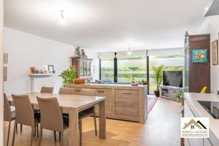 Dit gelijkvloerse appartement is gelegen in een nieuw complex, op de rand van Lokeren. In de onmiddellijke buurt bevinden zich heel wat aangename groenzone's om te ontspannen, terwijl alle voorzieningen toch vlakbij zijn. Via de gemeenschappelijke inkomhal kom je in je eigen open inkom met gastentoilet en een vestiaire. Zo bereik je de heel lichtrijke leefruimte met open keuken. Net naast de keuken is er een handige opbergplaats/wasplaats voorzien. De gevelbrede raampartijen bieden een open zicht op de tuin en het terras (die je ook via een poortje aan de zijkant kan bereiken). De enige slaapkamer bevindt zich vooraan het pand, en deze beschikt over een aanpalende badkamer met inloopdouche. Parkeergelegenheid is er achteraan het complex; staanplaats wordt verkocht voor 20.000 euro. Via de staanplaats heb je ook toegang tot de tuin. Dit is een ideale starterswoning, voorzien van modern comfort en met gewaarborgde rust. Inschrijven via mail naar tommy@immo-home.be, geen telefonische inschrijvingen! Volg ons op Fb en Insta. Voor meer info: www.immo-home.be. GRATIS SCHATTING & GRATIS FINANCIEEL ADVIES