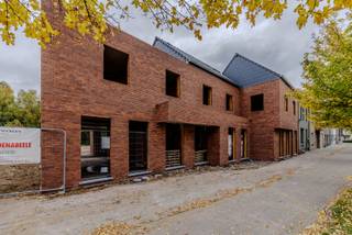 Deze moderne nieuwbouwwoning combineert comfort, kwaliteit en een doordachte indeling. <br />Op het gelijkvloers verwelkomt een ruime inkomhal met gastentoilet je in de woning. De lichte leefruimte met halfopen keuken vormt het hart van het huis, met uitzicht op de tuin. Aansluitend aan de keuken bevindt zich een praktische berging/wasplaats.<br /><br />Op de eerste verdieping vind je 3 aangename slaapkamers, een afzonderlijk toilet en een stijlvolle badkamer. Via een vaste trap bereik je de afgewerkte zolderverdieping, ideaal als extra slaapkamer, bureau of hobbyruimte.<br /><br />De koper kan, indien gewenst, nog een garage en tuinberging plaatsen in de achtertuin. <br />Achteraan het perceel is er eveneens ontsluiting via een gemeenteweg. <br /><br />De woning is afgewerkt met kwalitatieve materialen en voorzien van vloerverwarming op aardgas, sanitaire installatie (geen sanitaire toestellen), ventilatiesysteem type D, gekeurde elektrische installatie met zonnepanelen, regenwaterpomp (geplaatst in de regenwaterput), gepleisterd en volledig gechapt. Tevens is een binnentrap in beuk voorzien. <br /><br />De koper staat nog in voor: sanitaire toestellen met meubilair, vloeren & faïence, parket/laminaat, binnendeuren, keuken en verdere afwerkingen (schilderwerken e.d.). <br />Indien gewenst kan dit uitgevoerd worden door de aannemer (>> zie publicatie 'LOT 1 - AFGEWERKT'). <br /><br />Een woning die klaarstaat om jouw thuis te worden — comfortabel, energiezuinig (E-peil 14 *) en met oog voor detail.<br /><br />Grondaandeel: € 112.500,00 (excl. notaris, aandeel verkavelingsakte, prekadastratie, .. **)<br />Constructie: € 222.500,00 (excl. 21% BTW - 6% BTW mogelijk mits voorwaarden)<br /><br />*Kopers kunnen genieten van een vermindering van onroerende voorheffing van 50% gedurende de eerste 5 jaar van 50%.<br /><br />** Kosten voor nutsaansluitingen (€ 3744,47 excl. btw), aandeel verkavelingsakte (€ 800,00 excl. btw), prekadastratie (€ 250,00 excl. btw) en notaris te dragen door de koper.