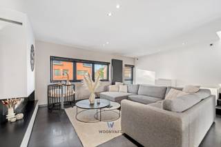 Op zoek naar ruimte, licht en comfort? Dit ruime duplexappartement combineert een praktische indeling met een hoogwaardige afwerking. <br />Dankzij de centrale ligging in Grembergen, vlak bij het centrum van Dendermonde, grootwarenhuizen, buurtwinkels, scholen, restaurants en openbaar vervoer, hebt u alle voorzieningen op wandelafstand.<br /><br />Na de gemeenschappelijke inkomhal bereikt u de privatieve en open inkomhal met gastentoilet en berging/wasplaats. De lichtrijke leefruimte met eet- en zitgedeelte sluit naadloos aan op de volledig uitgeruste keuken met kookeiland. Grote raampartijen geven rechtstreeks toegang tot het prachtig aangelegde terras van maar liefst 30m², met zicht op groen waar u in alle rust van de zon kunt geniet.<br /><br />Op de duplexverdieping bevinden zich drie slaapkamers, waarvan één met aanpalende dressing. De luxueuze badkamer is uitgerust met een ligbad, dubbele wastafel, een dubbele regendouche ingewerkt in het plafond en een geïntegreerde Sunshower met UV-lampen en infrarood. Verder is er een tweede apart toilet en een ingemaakte kast. Vanuit de overloop is er bovendien toegang tot een handige zolderruimte van 17m² die extra opbergmogelijkheden biedt.<br /><br />Dit appartement is een unieke kans voor wie ruim, modern en comfortabel wil wonen op een uiterst gunstige locatie.<br /><br />Interesse? Contacteer ons via indie@woonvast.be, 0470 06 89 23 of plan uw bezoek via www.woonvast.be