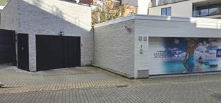<p>Guffenslaan – Hasselt</p><p>Zeer praktische, ondergrondse autostaanplaats te koop, gelegen op de kleine ring van Hasselt. (Meer info via www.immoland.info)</p><p>- Deze staanplaats is ideaal gelegen, pal tegenover het nieuwe stadhuis, schuin tegenover het HasHotel.</p><p>- Via de hoofdingang van het gebouw, kan men zich via de lift, naar de ondergrondse garage begeven.</p><p>- De toegang tot de garage, is gelegen in de Welvaartstraat, waardoor deze gemakkelijk bereikbaar is van zowel de Luikersteenweg, de Sint-Truidersteenweg en natuurlijk de kleine ring zelf.</p><p>- Bij deze autostaanplaats is het steeds gemakkelijk instappen, langs de 4 portieren, ook al staan er andere wagens langs je geparkeerd.</p><p>- Ben je op zoek naar een praktische parkeerplaats in het centrum van Hasselt, aarzel dan niet om ons te contacteren op het nummer 011-603040 of 0486-603040</p>