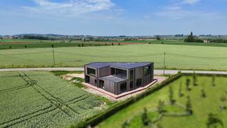 Unieke nieuwbouwwoning met panoramisch zicht op Heuvelland (casco) &#127748;Droom jij van rust, ruimte en een adembenemend vergezicht? Deze moderne...