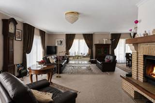 <p>Bent u op zoek naar een ruime gezinswoning op een uitstekende locatie in Sint-Michiels? Dan verdient deze alleenstaande woning absoluut uw aandacht.</p><p>Gelegen op een perceel van ca. 750 m², combineert deze eigendom een royale woonoppervlakte, een praktische indeling en een aangename tuin met een vlotte bereikbaarheid naar Brugge, winkels, scholen, openbaar vervoer en belangrijke invalswegen.</p><p>Op het gelijkvloers vindt u een ruime inkomhal met gastentoilet, een lichtrijke leefruimte met aparte zit- en eethoek, een afzonderlijke keuken, een bureau ideaal voor thuiswerk, een praktische was-/bergruimte en een inpandige garage. De woning beschikt bovendien over een kelder. Op de verdieping bevinden zich vier volwaardige slaapkamers, een badkamer, een afzonderlijk toilet en een extra grote berging. Dankzij deze doordachte indeling biedt de woning alle ruimte voor een groot gezin of wie wonen en werken wenst te combineren.</p><p>Buiten geniet u van een verzorgde tuin waar kinderen veilig kunnen spelen en waar u in alle rust kunt ontspannen. De ruime oprit zorgt voor extra parkeermogelijkheden.</p><p>De woning wordt momenteel geadverteerd met een simulatie van het mogelijke energetische potentieel. Het officiële EPC-attest vermeldt een EPC-label E (493 kWh/m² – certificaatnummer 20260523-0003876189-RES-2).</p><p>Plan vandaag nog uw bezoek.</p>
