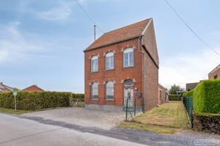 Op een mooi perceel van 750 m² bevindt zich dit ruime en karaktervolle herenhuis met gezellig bijgebouw, op een uitstekende ligging in Waregem. De woning ligt vlak bij het centrum, scholen, winkels, belangrijke verbindingswegen en de oprit van de E17, terwijl je hier toch geniet van rust en een prachtig zicht op de omliggende velden.<br /><br />Bij het binnenkomen valt meteen de statige <strong>inkomhal</strong> met <strong>karaktervolle vloer en prachtige trap</strong> op. De leefruimte is bijzonder ruim en omvat een gezellige woon- en eetkamer, een open keuken en een apart zitgedeelte met <strong>sfeervol glasraam</strong>. Aansluitend aan de keuken biedt de <strong>kelder</strong> heel wat extra bergruimte.<br /><br />Verder beschikt het gelijkvloers over een <strong>apart toilet </strong>met lavabo, met de mogelijkheid om hier nog een extra douche te voorzien, een <strong>wasruimte</strong> en een afzonderlijke <strong>technische ruimte</strong>.<br />Op de eerste verdieping bevinden zich <strong>twee ruime slaapkamers met ingebouwde kasten </strong>en een verzorgde <strong>badkamer</strong> met lavabomeubel, ruime inloopdouche en toilet. De tweede verdieping is volledig ingericht als een prachtige <strong>masterbedroom</strong> met ingebouwde kasten, wat zorgt voor een aangename en private slaapverdieping.<br /><br />Ook aan parkeer- en bergruimte is er geen gebrek. De aansluitende <strong>garage</strong> biedt plaats aan een wagen en fietsen, terwijl er zowel voor- als achteraan de woning bijkomende parkeermogelijkheden zijn.<br />Een absolute troef is de <strong>gezellige tuin met terras en open zicht op de achterliggende landbouwgronden</strong>. Achteraan bevindt zich bovendien een <strong>charmant bijgebouw met prachtige smeedijzeren ramen</strong>. Deze sfeervolle buitenkamer leent zich perfect als overdekt terras, <strong>buitenbar</strong>, lounge- of ontspanningsruimte. Een unieke plek om het hele jaar door te genieten van de tuin en het landelijke uitzicht.<br />Een karaktervolle en verrassend ruime woning die een centrale ligging combineert met rust, charme en een prachtig groen uitzicht.
<h3>Bezoekmoment volzet</h3>
Heb je verder vragen? Stel ze gerust via sarah@maesconceptimmo.be.