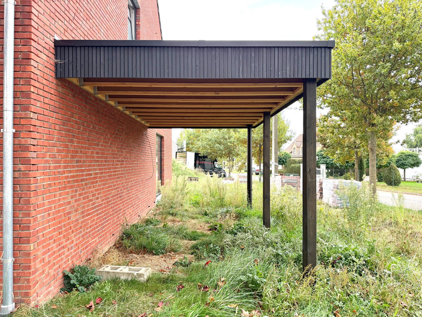 Halfopen lichtrijke nieuwbouwwoning met ruime tuin en carport op 452 m² - photo 2