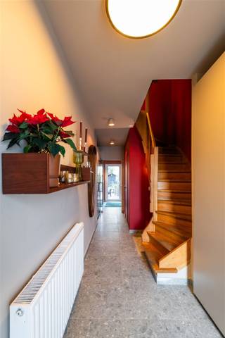 Stijlvol gerenoveerde bel-etage op een rustige topligging in Edegem In deze recent gerenoveerde woning komen esthetiek, comfort en locatie perfect...