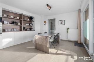 In deze recent gebouwde residentie vind je op de eerste verdieping dit instapklare en lichtrijke appartement terug. Het pand is energiezuinig...