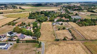 Prachtig gelegen bouwgrond zonder bouwverplichtingen.<br /><br />Het perceel heeft een praktische, rechthoekige vorm en beschikt over een uitweg aan de achterzijde.<br />Het grote perceel maakt deze eigendom bijzonder interessant voor dierenliefhebbers en voor wie droomt van ruimte, rust en groen rondom de woning.<br /><br />Hier geniet u van een landelijke en rustige omgeving, terwijl er tegelijkertijd een zeer goede verbinding is richting het binnenland en de kust.<br /><br />Recent werd een omgevingsvergunning verkregen voor het bouwen van een eengezinswoning.<br /><br />Troeven:<br />Rechthoekig en praktisch perceel<br />Uitweg aan de achterzijde<br />Rustige, landelijke ligging<br />Geen bouwverplichting<br /><br />Meer informatie of interesse?<br />Neem contact op met Andries De Leyn via 0472 53 66 09.