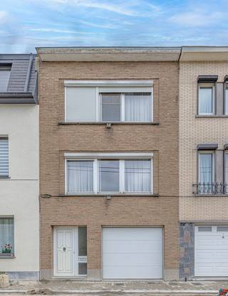 <p>De woning is praktisch ingedeeld en vormt de ideale basis voor wie op zoek is naar een renovatieproject dat volledig naar eigen smaak kan worden afgewerkt.</p>
<p>In de kelderverdieping bevinden zich verschillende compartimenten, ideaal als extra berg- of hobbyruimte. Het gelijkvloers omvat een ruime garage en een bureau/kamer, met rechtstreekse toegang tot de tuin.</p>
<p>Op de eerste verdieping vind je de woonkamer en keuken, die via een trap directe toegang bieden tot de tuin. De tweede verdieping beschikt over een nachthal, een hoofdslaapkamer, en een kinderkamer/dressing die aansluit op de badkamer. Deze ruimte biedt bovendien mogelijkheden om de badkamer te vergroten en een ruime master te creëren. De zolderverdieping kan verder worden ingericht als extra slaapkamer of polyvalente ruimte.</p>
<p>De volledig omheinde tuin biedt rust, privacy en een prachtig verzicht over het groen. Daarnaast is er een handige buitenberging aanwezig.</p>
<p>Houd er rekening mee dat de woning grondige renovatiewerken vereist, maar dit biedt tegelijk een uitstekende opportuniteit voor wie droomt van een woning met karakter en toekomst in een rustige, groene buurt.</p>
<p>Een unieke kans voor wie op zoek is naar ruimte, potentieel en ligging!<br /><br />EPC: 364 kWh/m²<br />Elektriciteit niet conform</p>
