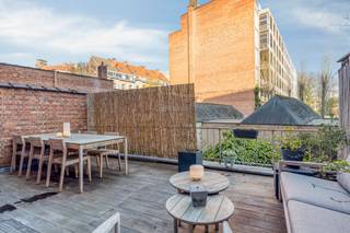 Dit volledig gerenoveerde appartement van ca. 92 m² beschikt over een riant terras van 25 m² aan de achterzijde en een gezellig terras aan...