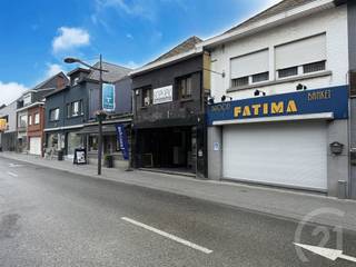 Handelspand in het centrum van Tremelo op de winkelstraat!Op het gelijkvloers is er een commerciële ruimte met een mooie etalage, een badkamer, een...
