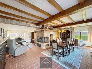Degelijke en PERFECT ONDERHOUDEN woning met 3 s à 4 lpks, dressing, 2 garages, UITWEG achteraan en tuin met 2 LEUKE ZONNETERRASSEN te...
